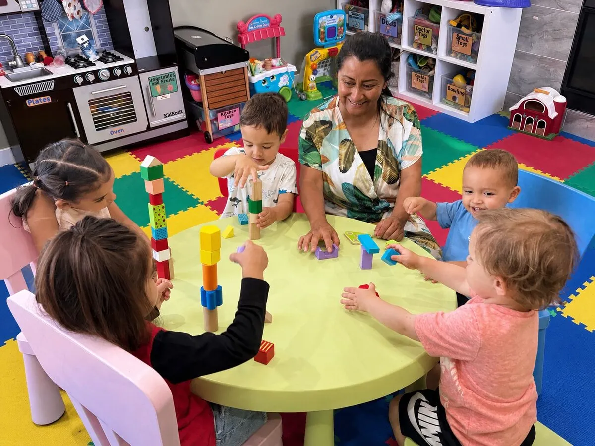 Educadora de Huellas del Saber jugando con un grupo de niños