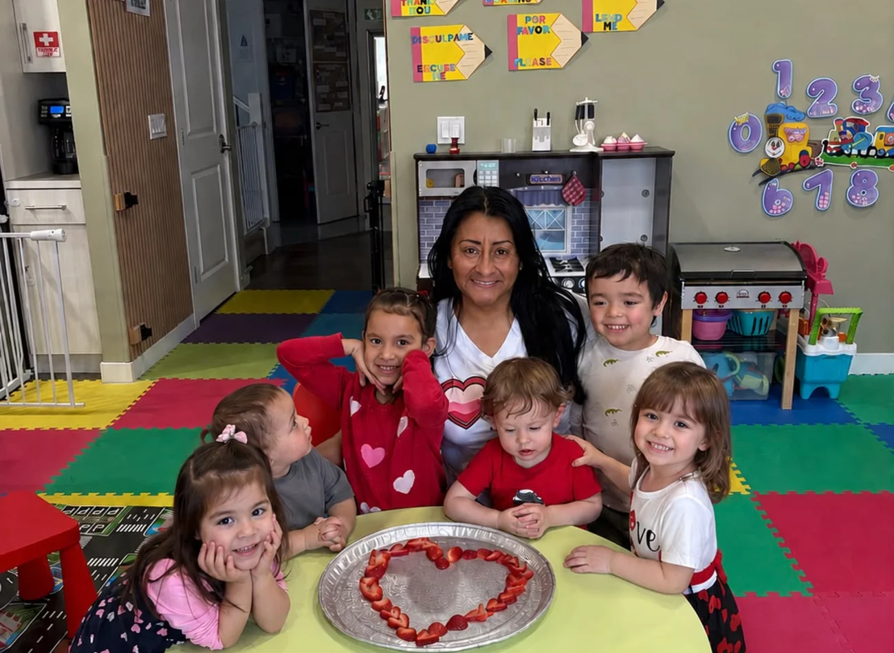Gladys Tobar jugando con un grupo de niños en Dayhome Huellas del Saber