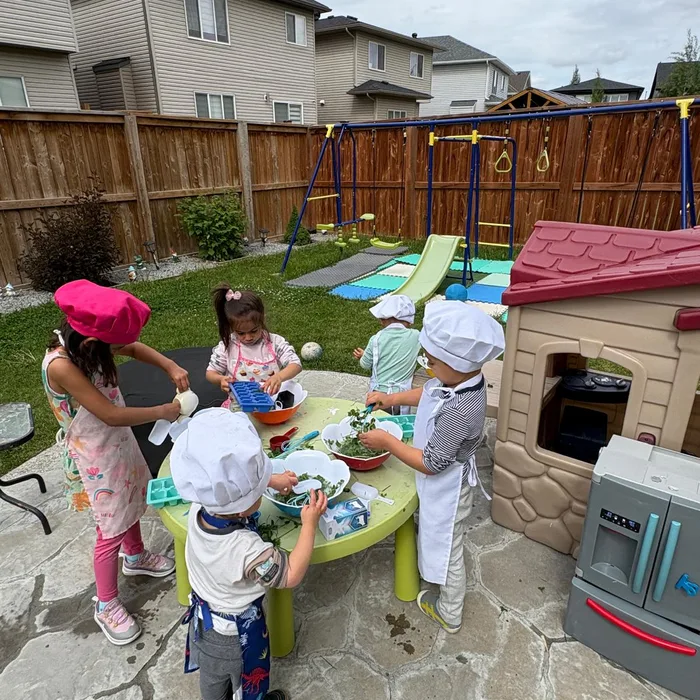 Niños en actividad de cocina al aire libre