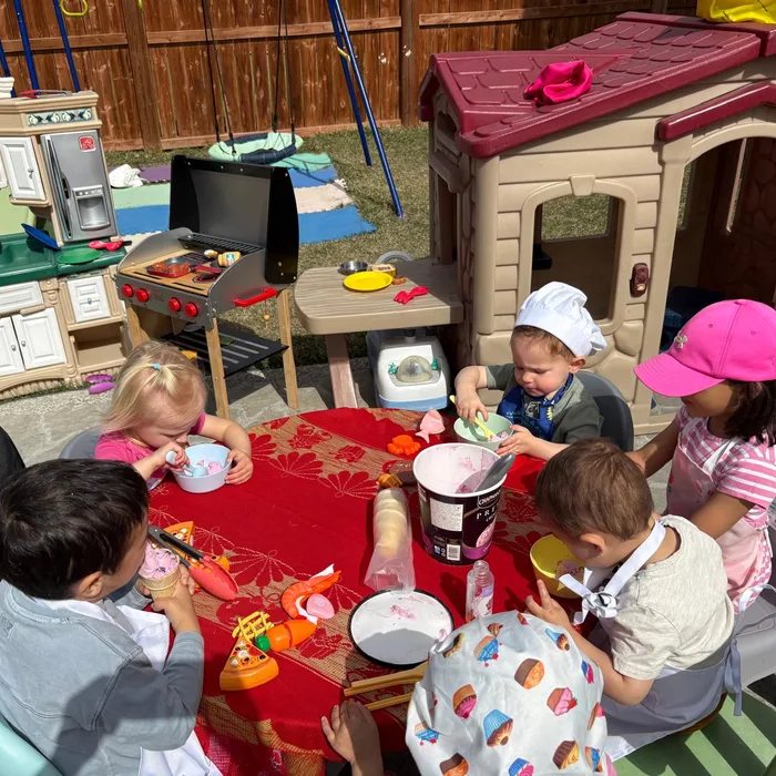 Niños compartiendo una merienda en el patio