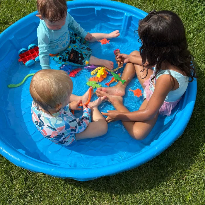 Bebés jugando en una piscina inflable