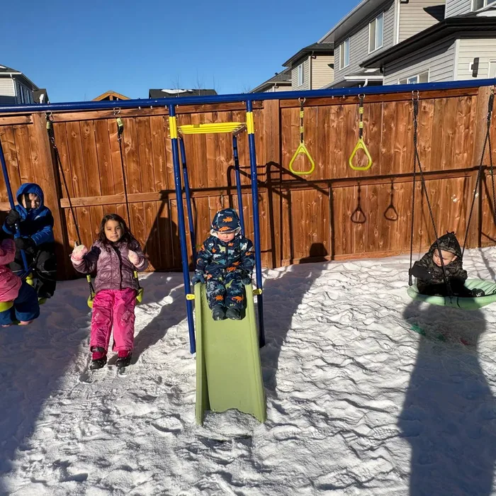 Niños explorando el patio en la nieve