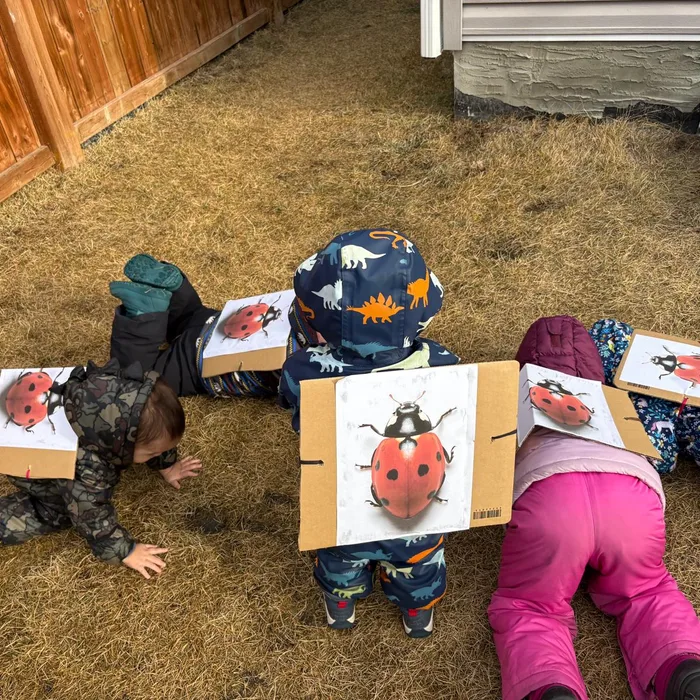 Niños disfrazados explorando el jardín