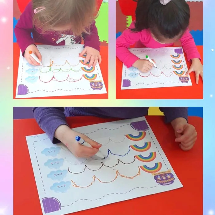 Niño pintando con acuarelas