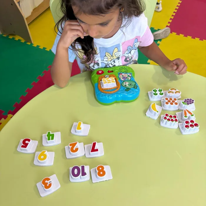 Actividad de letras y números en la mesa