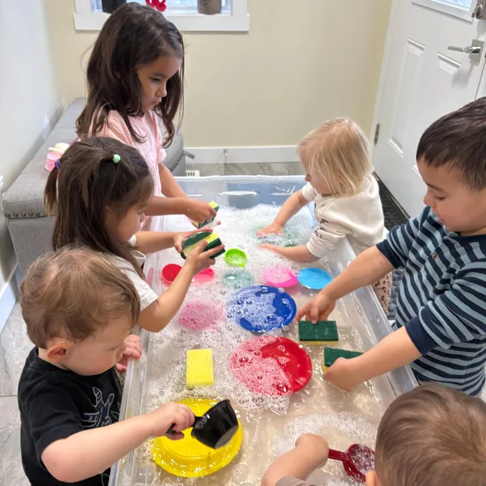 Grupo de niños en actividad sensorial de aprendizaje