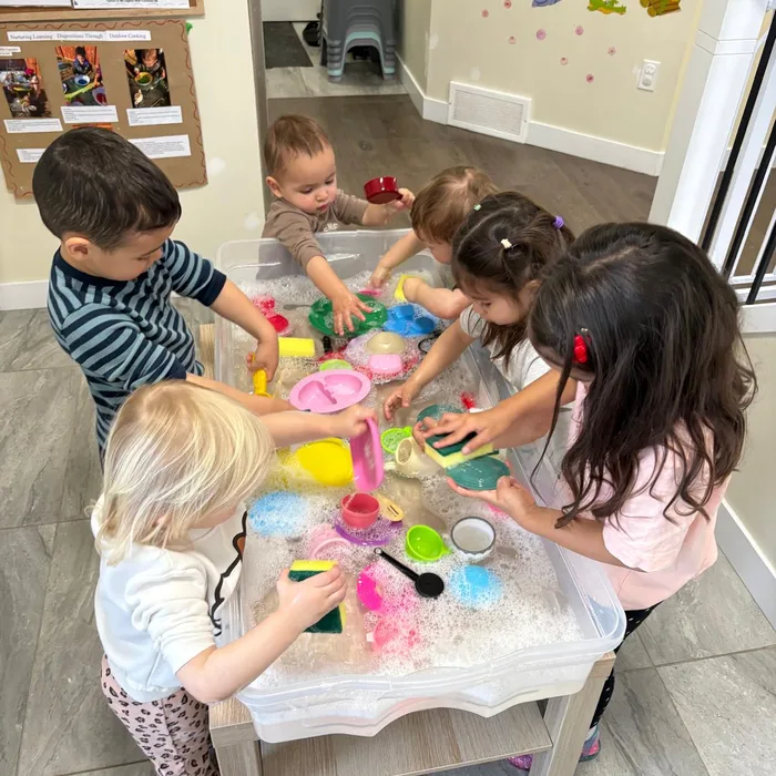 Grupo de niños compartiendo una actividad