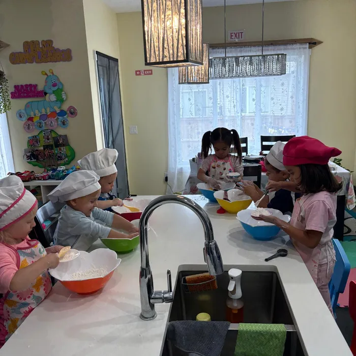Niños lavando platos en la cocina