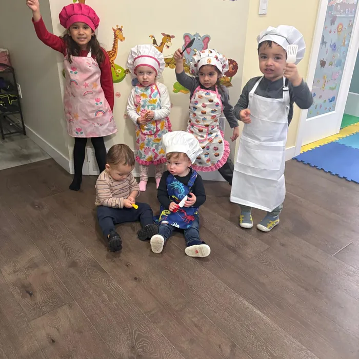 Grupo de niños con gorros de chef en actividad creativa