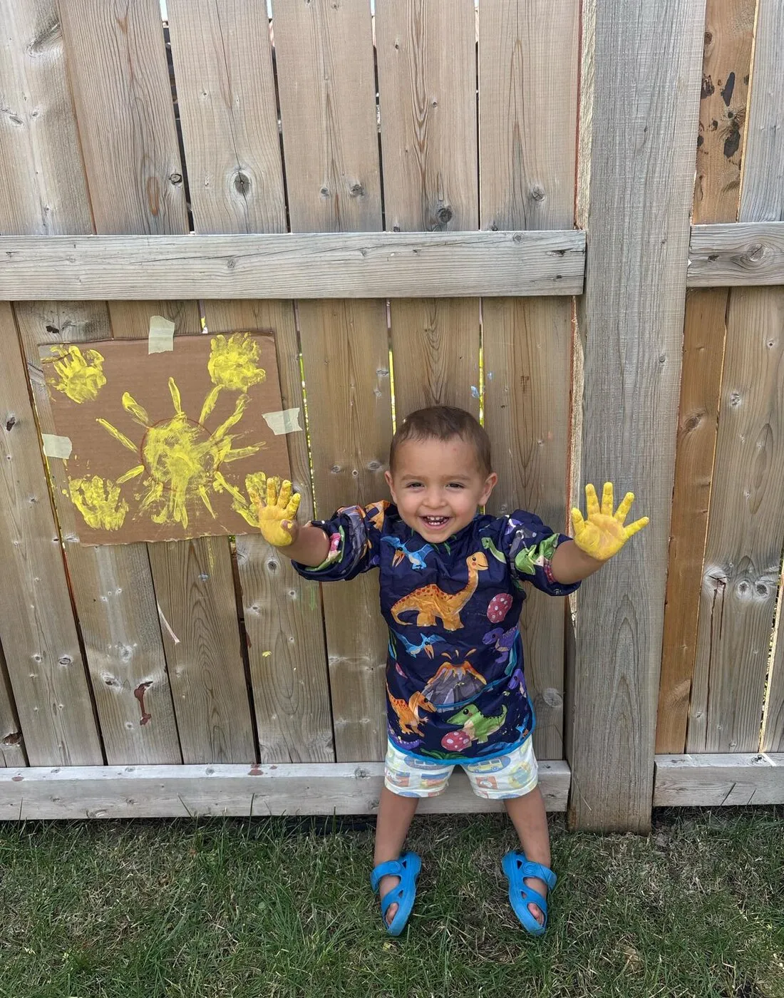 Niño feliz con las manos pintadas