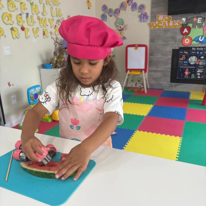Niña jugando con masa moldeable