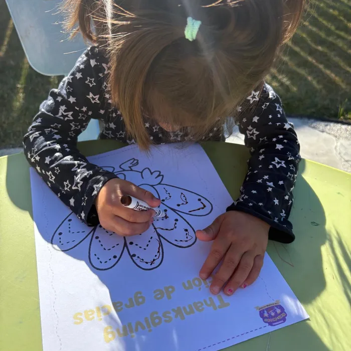 Niña coloreando una manualidad