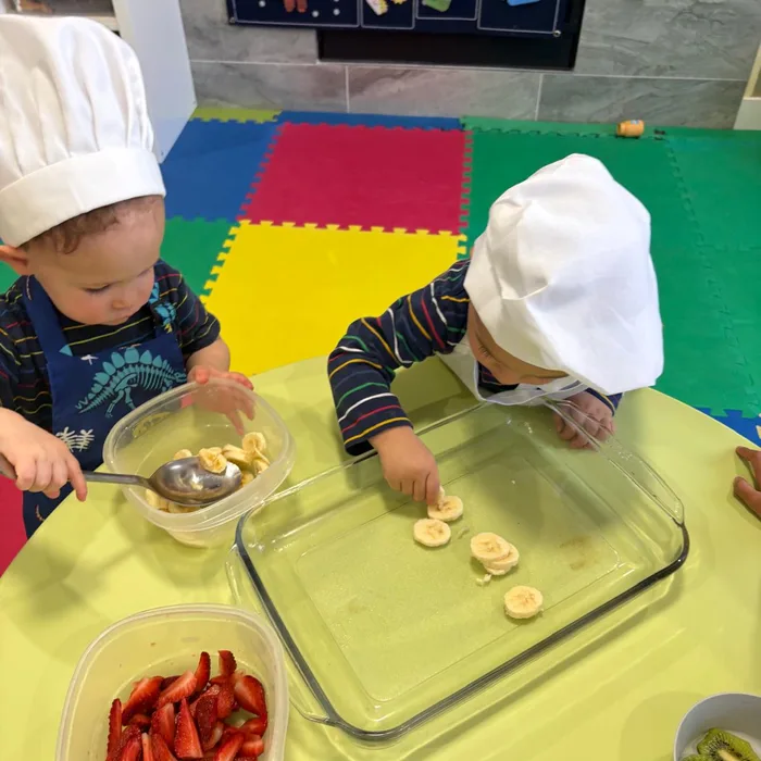 Niños con gorros de chef preparando un snack