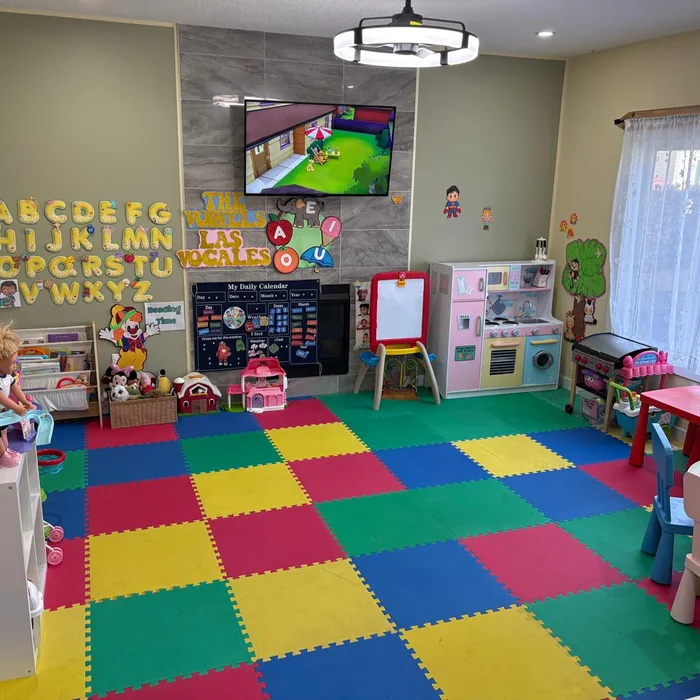 Sala de juegos interior con piso de colores