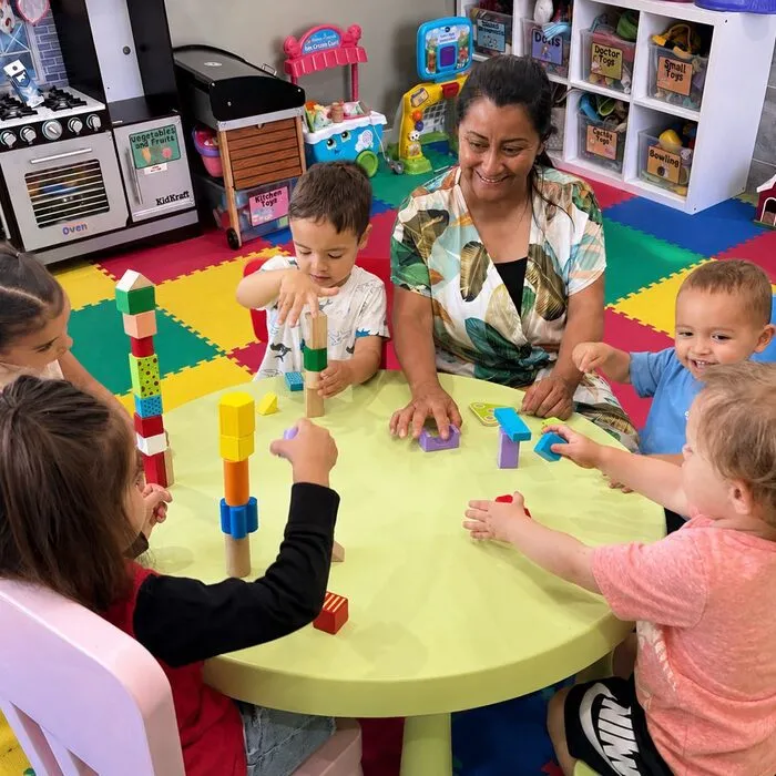 Educadora y niños jugando con bloques