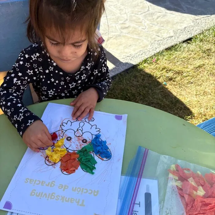 Niña coloreando al aire libre