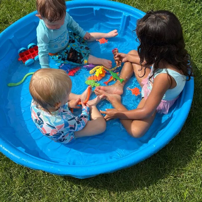 Bebés jugando en piscina inflable
