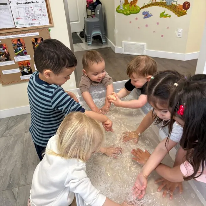 Grupo de niños en actividad sensorial