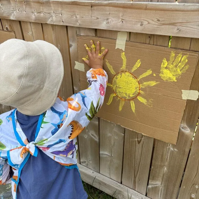 Manualidad de manos pintadas en forma de sol