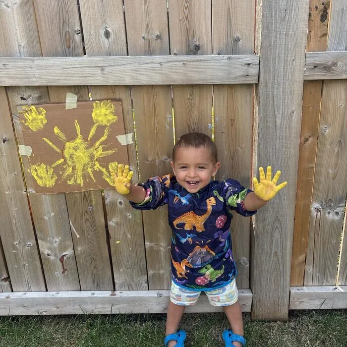 Niño feliz con las manos pintadas